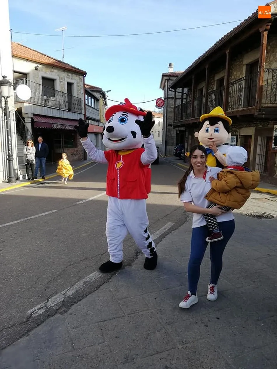 Foto 3 - Linares de Riofr&iacute;o se suma al carnaval con un divertida fiesta