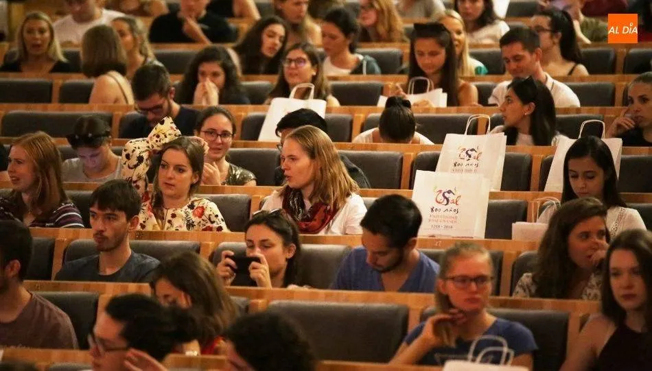 En cuanto al perfil de los estudiantes, la mayoría son mujeres (71 %). Su edad principalmente está comprendida entre los 16 y los 29 años, el (78,9 %)