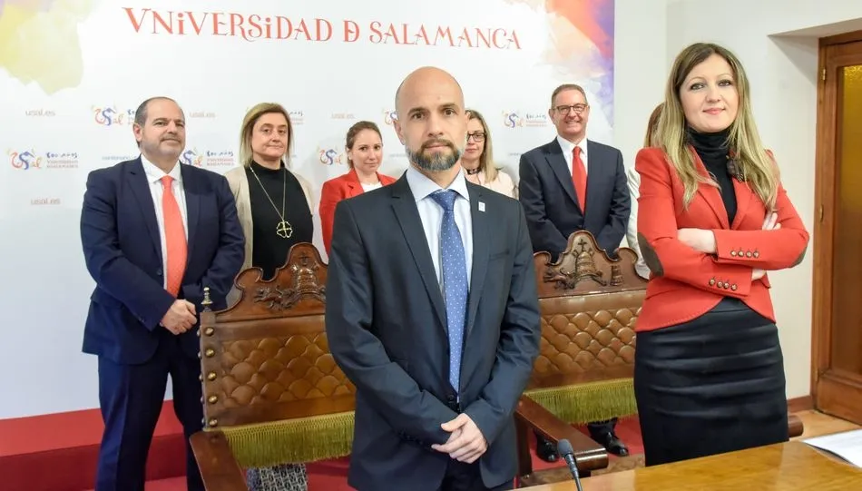 El vicerrector Javier González y la directora comercial en Castilla y León del Banco Santander, Maribel Peláez