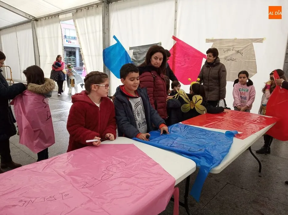 Los más pequeños disfrutan de los talleres en la carpa municipal