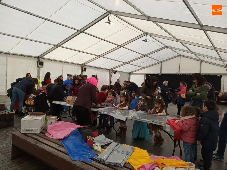 Foto 3 - Los talleres de carnaval anticipan el gran concurso de esta noche