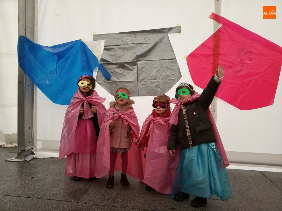 Foto 2 - Los talleres de carnaval anticipan el gran concurso de esta noche