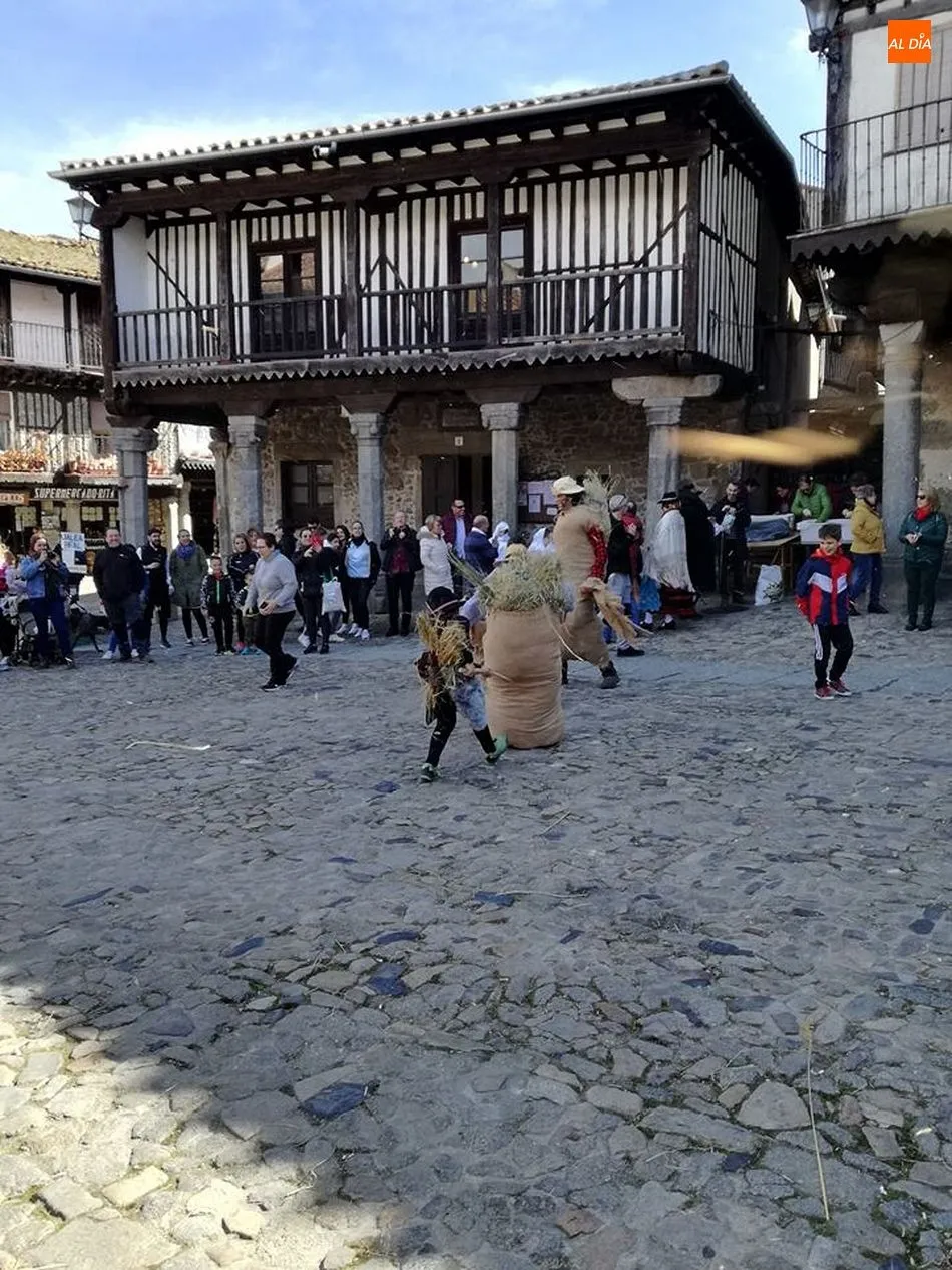 Foto 10 - Los tradicionales disfraces dan colorido al carnaval albercano