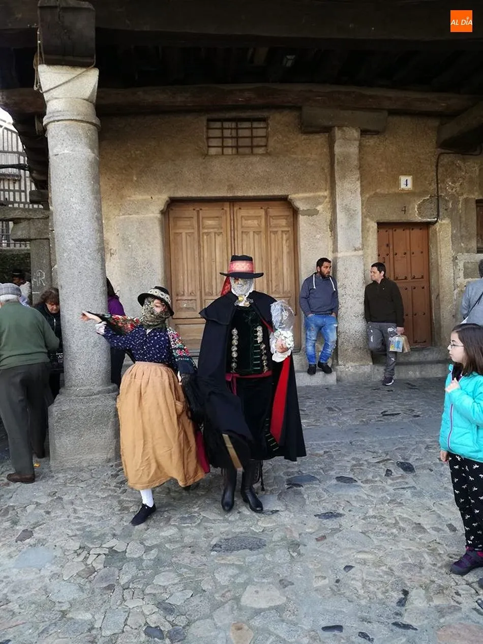 Foto 9 - Los tradicionales disfraces dan colorido al carnaval albercano