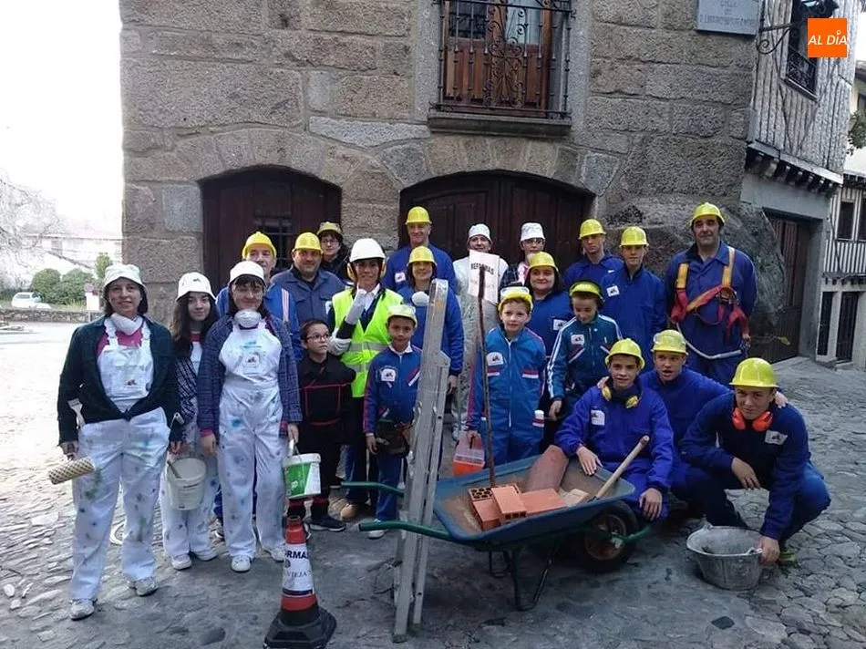 Los tradicionales disfraces dan colorido al carnaval albercano