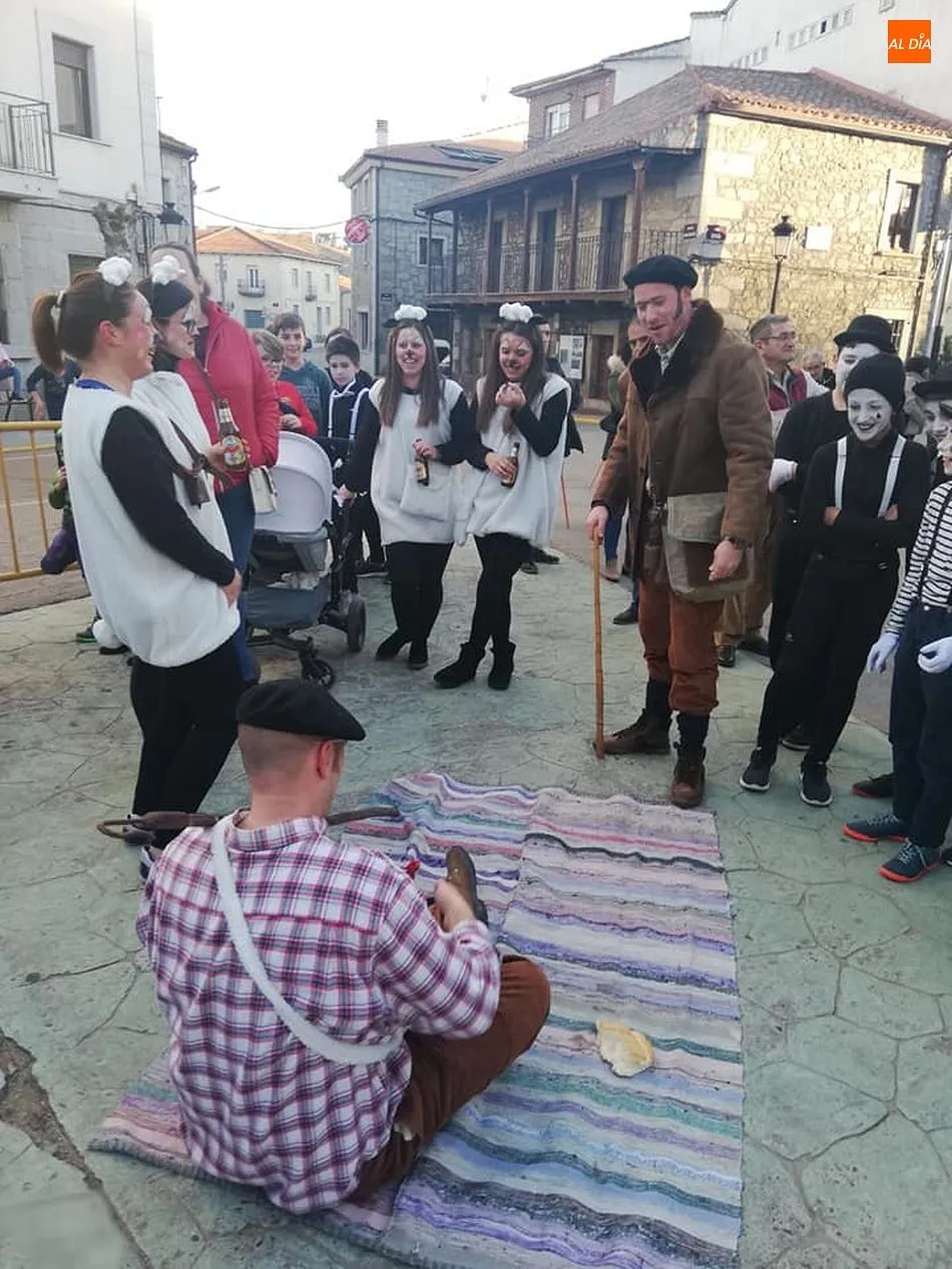 Foto 7 - Los tradicionales disfraces dan colorido al carnaval albercano
