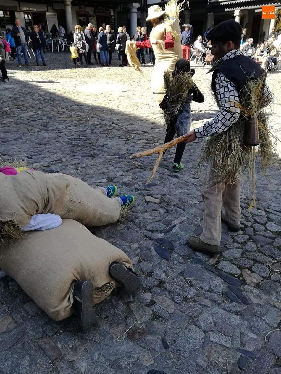 Foto 6 - Los tradicionales disfraces dan colorido al carnaval albercano