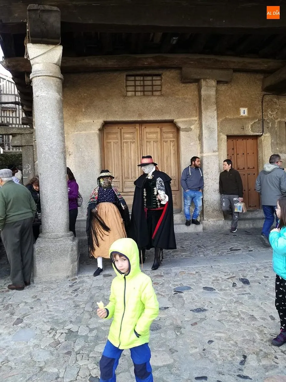 Foto 4 - Los tradicionales disfraces dan colorido al carnaval albercano