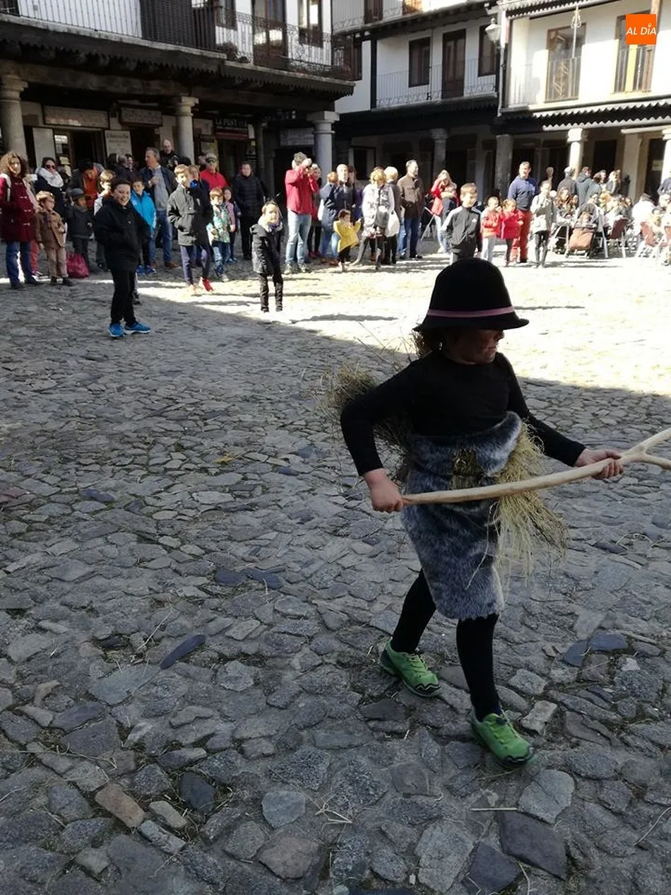 Foto 3 - Los tradicionales disfraces dan colorido al carnaval albercano