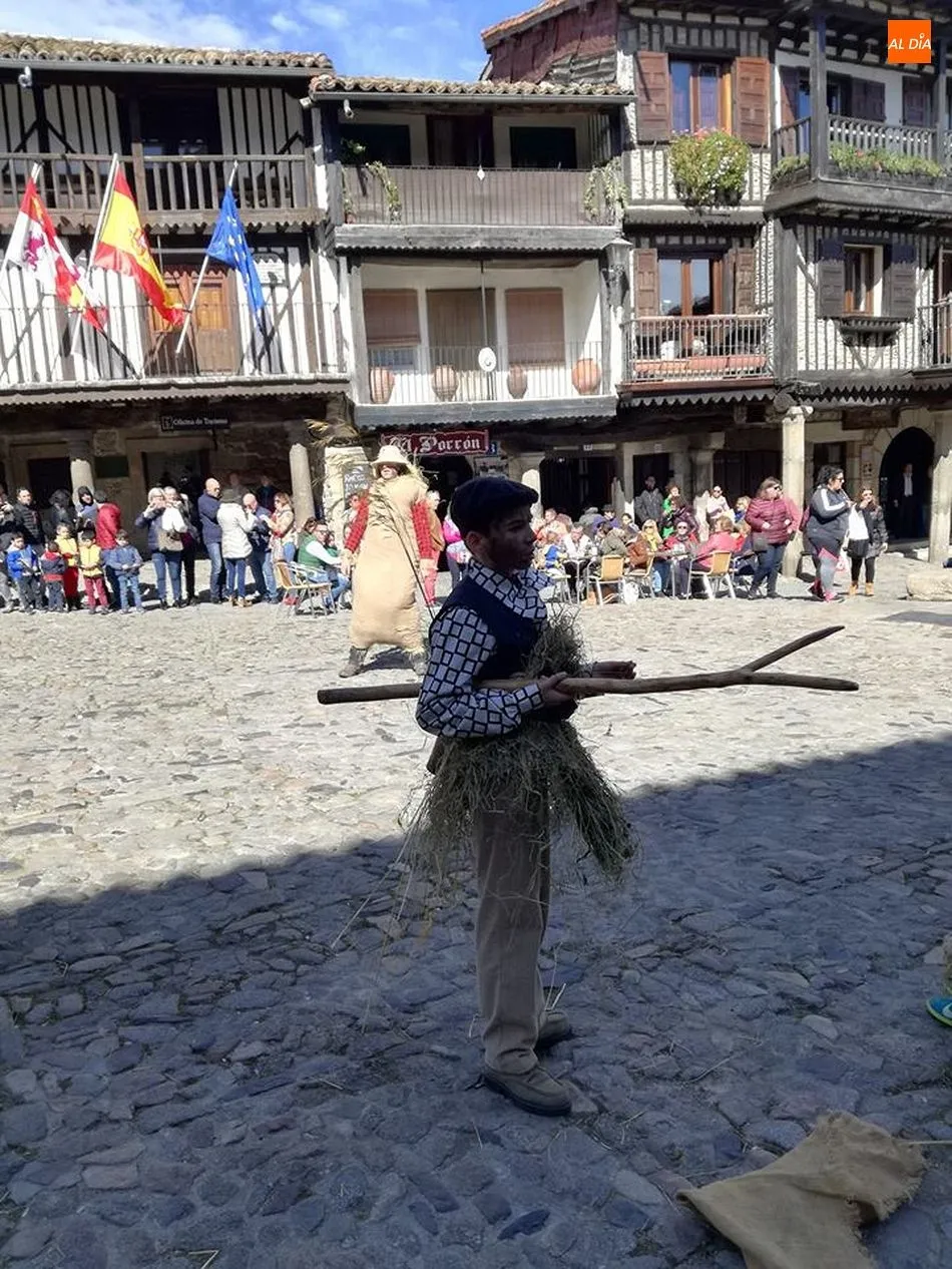 Foto 2 - Los tradicionales disfraces dan colorido al carnaval albercano