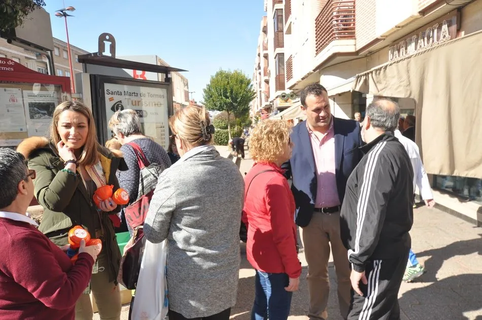 Foto 3 - El Ayuntamiento de Santa Marta reparte embudos para facilitar a los vecinos el reciclaje de aceite...