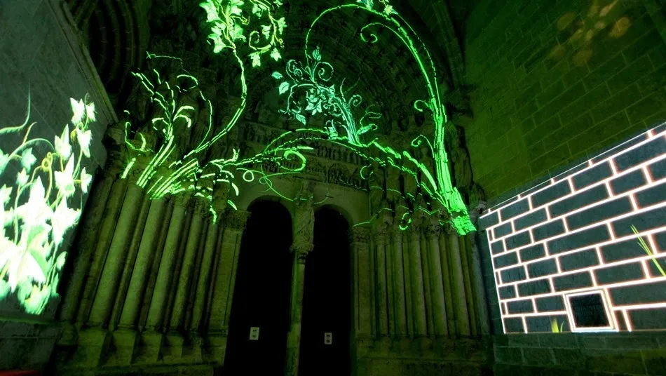 Punto de información habilitado en la Puerta del Perdón de la seo, diseñado dentro del Plan Románico Atlántico