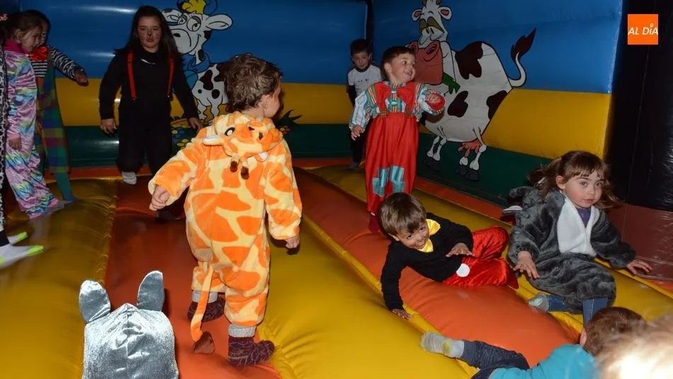 Los pequeños pasaron una divertida tarde en los juegos hinchables / E. Corredera