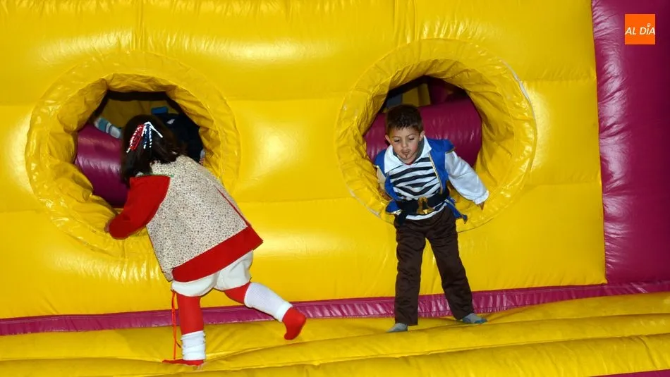 Foto 11 - Los ni&ntilde;os disfrutan con los juegos hinchables el Martes de Carnaval en Lumbrales