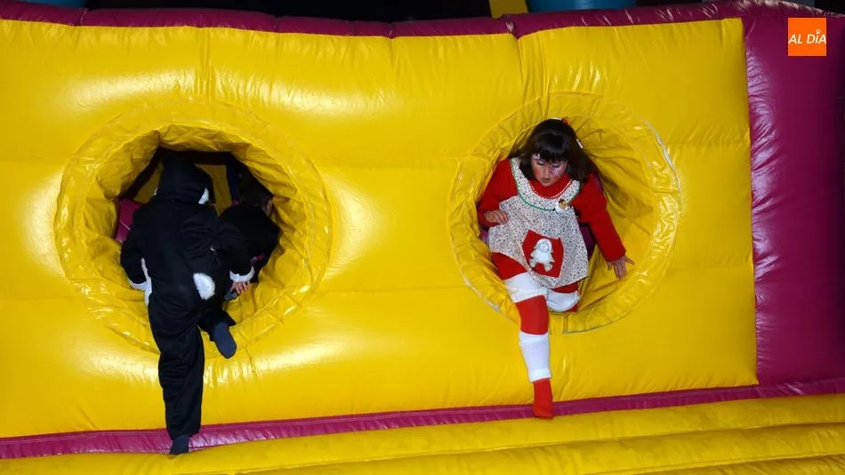 Foto 10 - Los ni&ntilde;os disfrutan con los juegos hinchables el Martes de Carnaval en Lumbrales