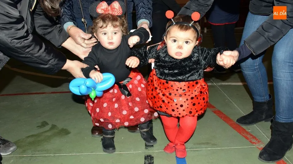 Foto 9 - Los ni&ntilde;os disfrutan con los juegos hinchables el Martes de Carnaval en Lumbrales