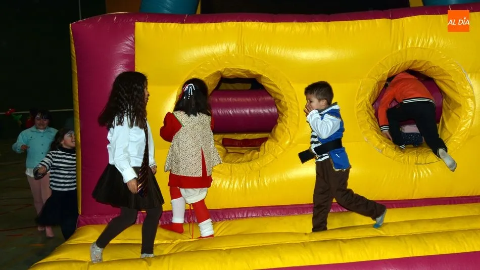 Foto 8 - Los ni&ntilde;os disfrutan con los juegos hinchables el Martes de Carnaval en Lumbrales