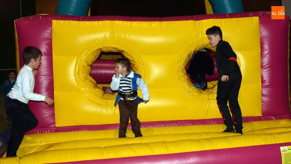 Foto 7 - Los ni&ntilde;os disfrutan con los juegos hinchables el Martes de Carnaval en Lumbrales