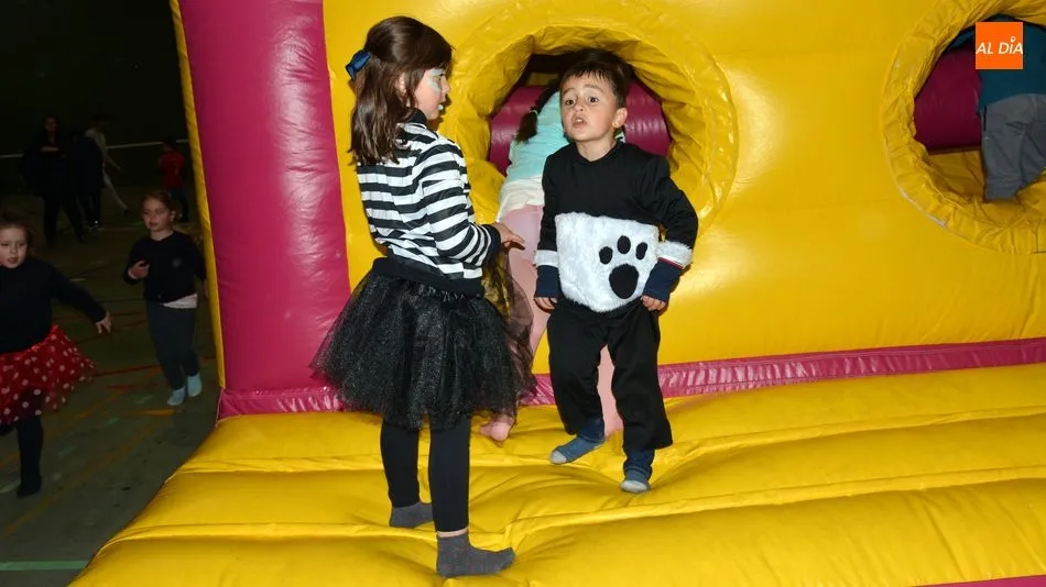 Foto 6 - Los ni&ntilde;os disfrutan con los juegos hinchables el Martes de Carnaval en Lumbrales