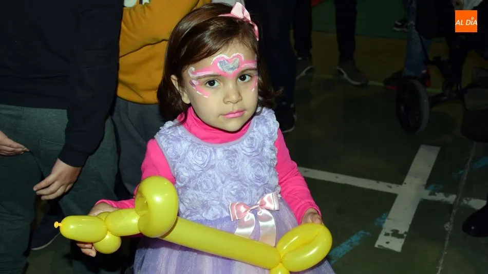 Foto 4 - Los ni&ntilde;os disfrutan con los juegos hinchables el Martes de Carnaval en Lumbrales