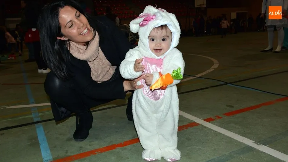 Foto 3 - Los ni&ntilde;os disfrutan con los juegos hinchables el Martes de Carnaval en Lumbrales