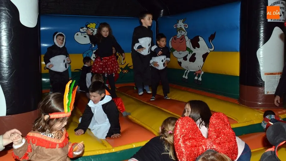 Foto 2 - Los ni&ntilde;os disfrutan con los juegos hinchables el Martes de Carnaval en Lumbrales