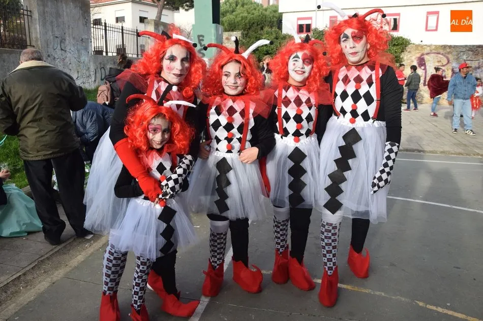 Foto 10 - Un animado desfile de disfraces recorre las calles del barrio del Rollo  
