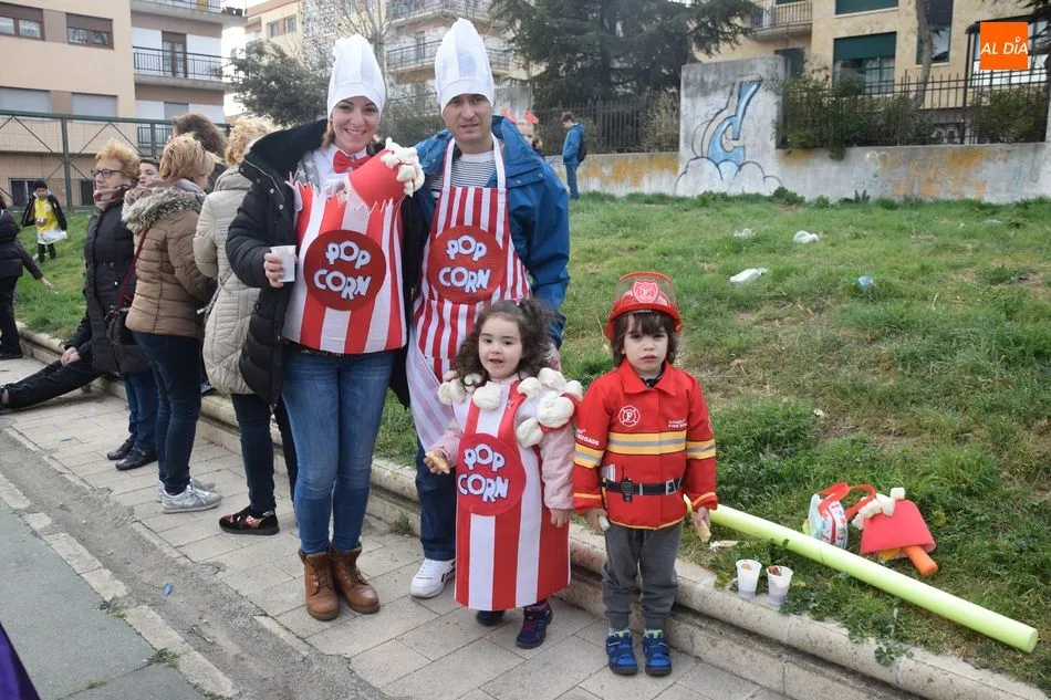 Foto 9 - Un animado desfile de disfraces recorre las calles del barrio del Rollo  