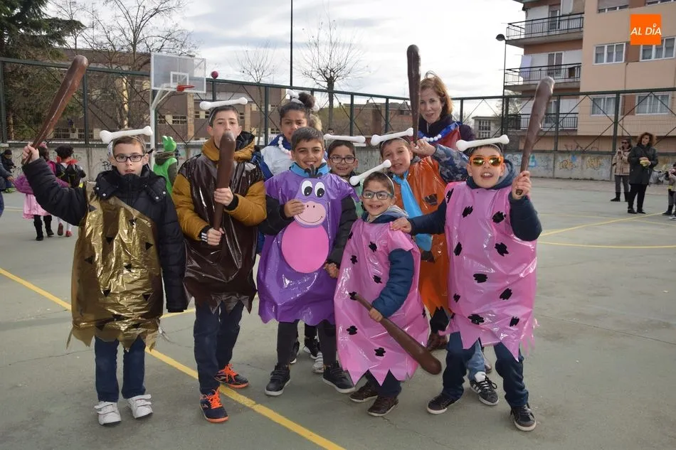 Foto 7 - Un animado desfile de disfraces recorre las calles del barrio del Rollo  