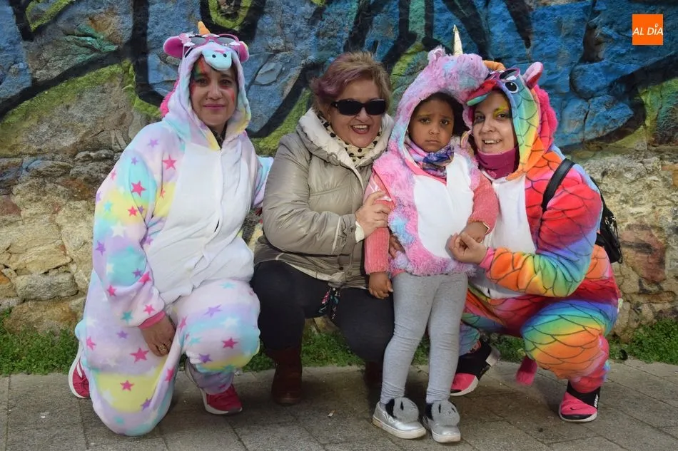 Foto 6 - Un animado desfile de disfraces recorre las calles del barrio del Rollo  