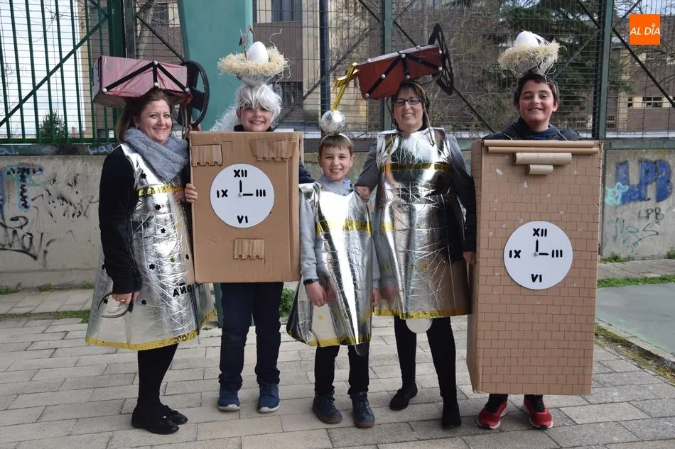 Foto 5 - Un animado desfile de disfraces recorre las calles del barrio del Rollo  