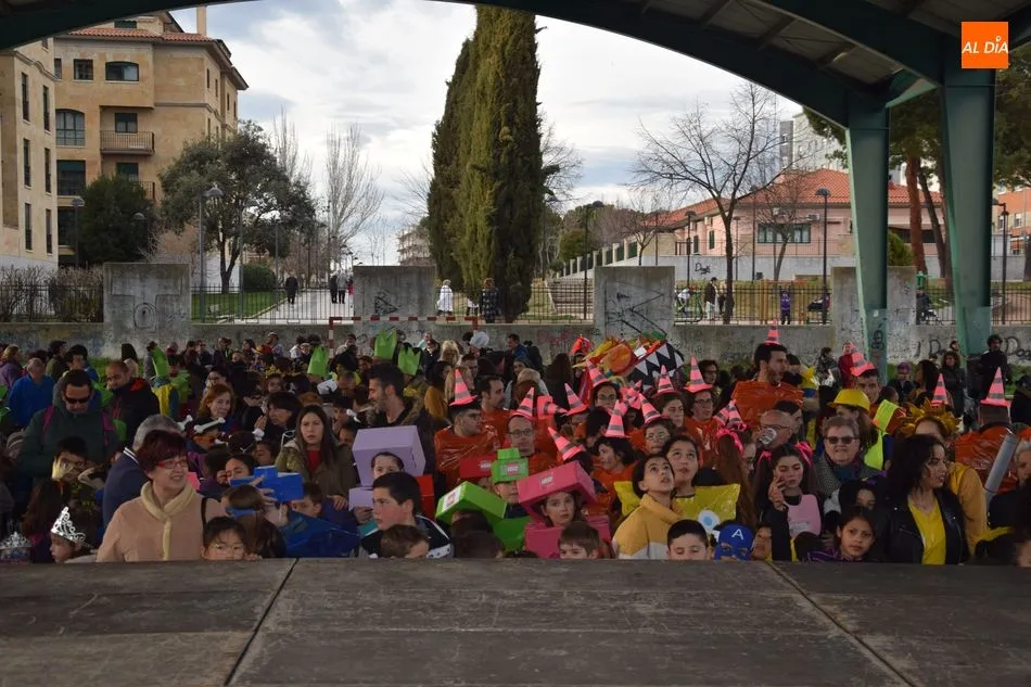 Foto 3 - Un animado desfile de disfraces recorre las calles del barrio del Rollo  