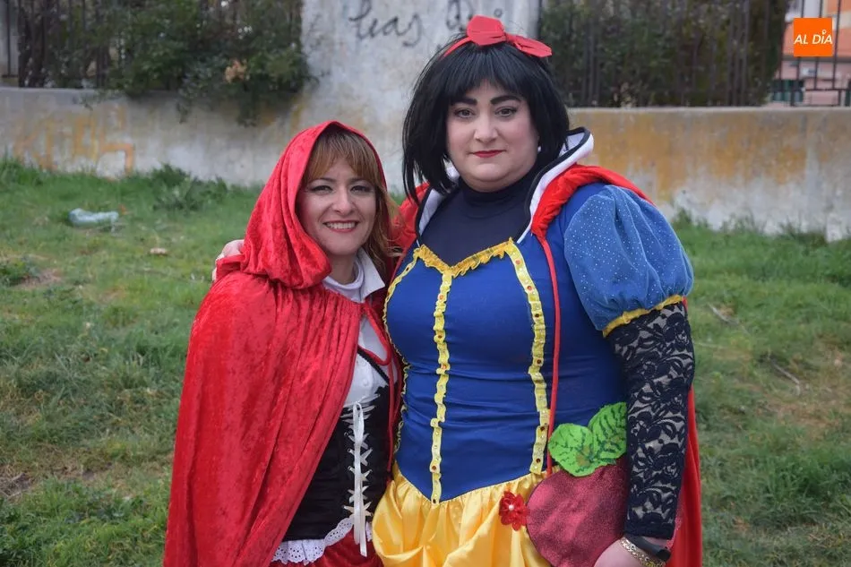 Foto 2 - Un animado desfile de disfraces recorre las calles del barrio del Rollo  