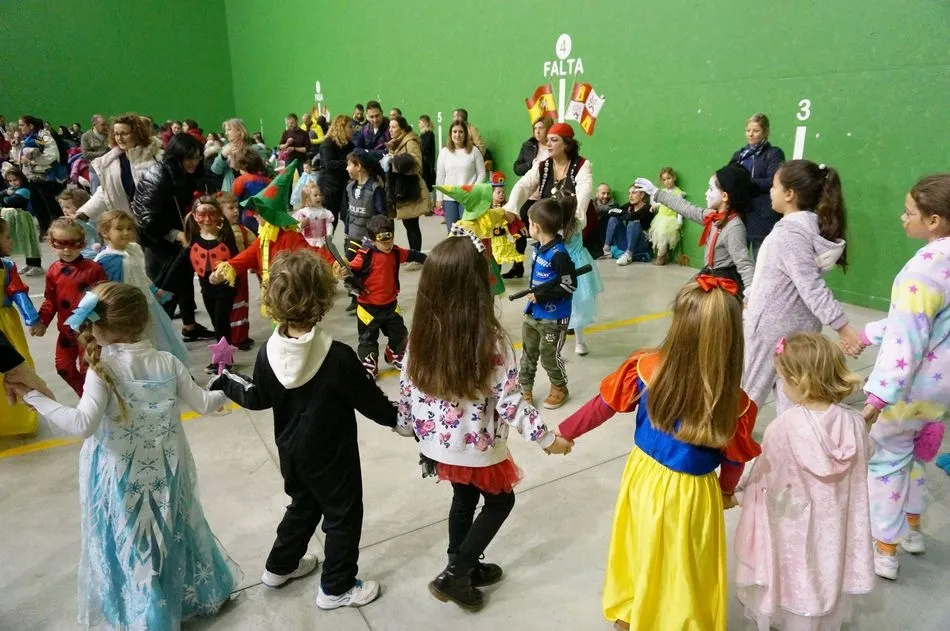 Foto 11 - &lsquo;Jolgorio del Bueno&rsquo; llena de diversi&oacute;n el Carnaval de Villares de la Reina