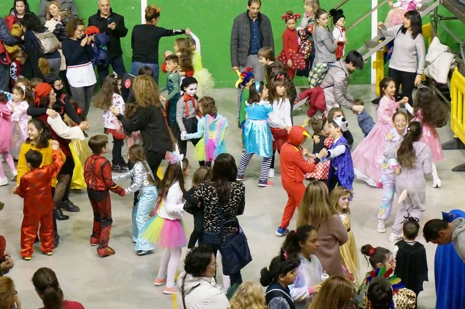 Foto 8 - &lsquo;Jolgorio del Bueno&rsquo; llena de diversi&oacute;n el Carnaval de Villares de la Reina