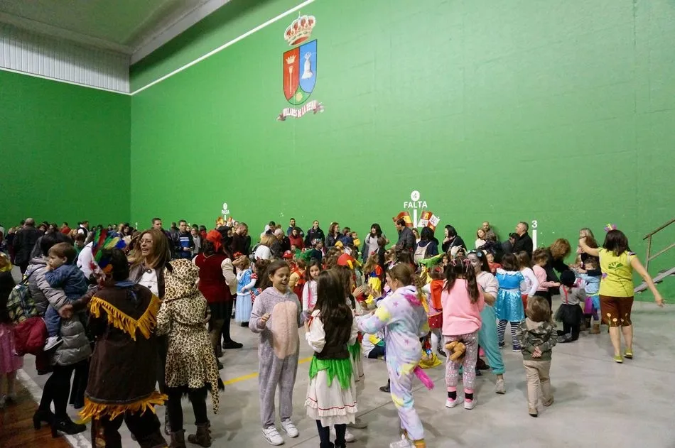Foto 7 - &lsquo;Jolgorio del Bueno&rsquo; llena de diversi&oacute;n el Carnaval de Villares de la Reina