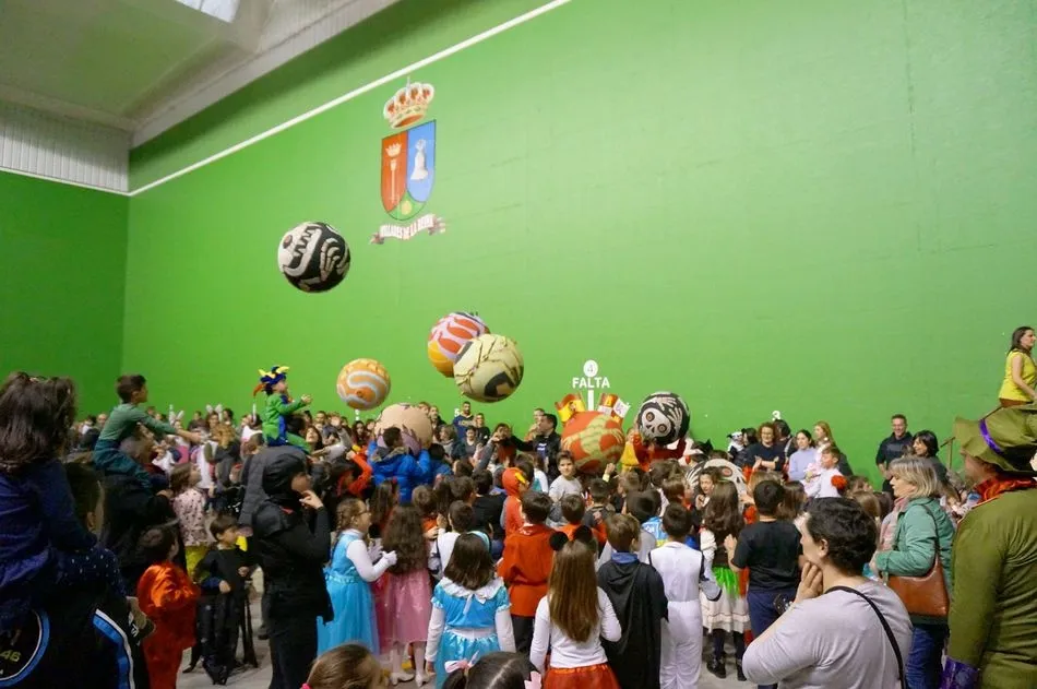 Foto 6 - &lsquo;Jolgorio del Bueno&rsquo; llena de diversi&oacute;n el Carnaval de Villares de la Reina