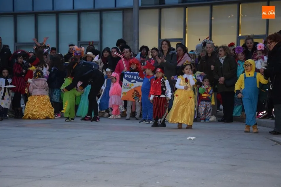 Foto 7 - Color y alegr&iacute;a en el pasacalles de Carnaval de Salesas y Labradores  