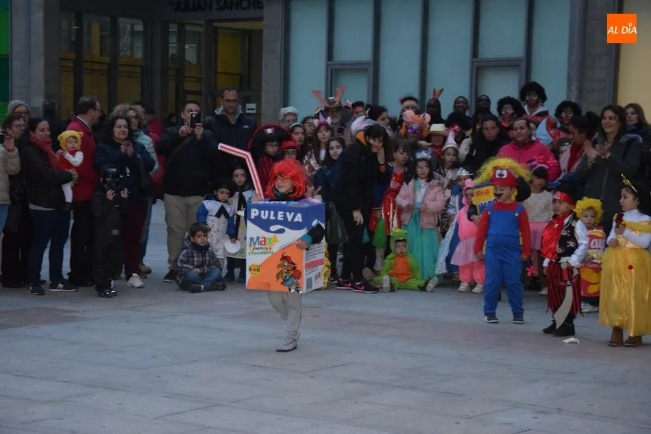 Foto 6 - Color y alegr&iacute;a en el pasacalles de Carnaval de Salesas y Labradores  
