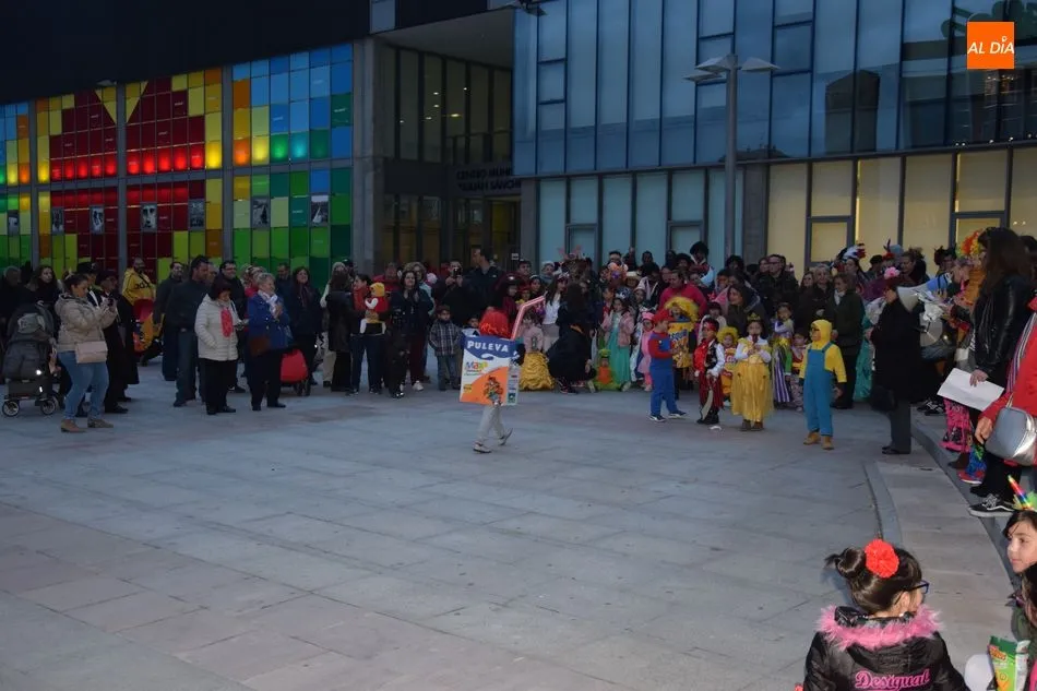 Foto 5 - Color y alegr&iacute;a en el pasacalles de Carnaval de Salesas y Labradores  