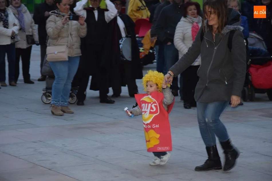 Foto 4 - Color y alegr&iacute;a en el pasacalles de Carnaval de Salesas y Labradores  