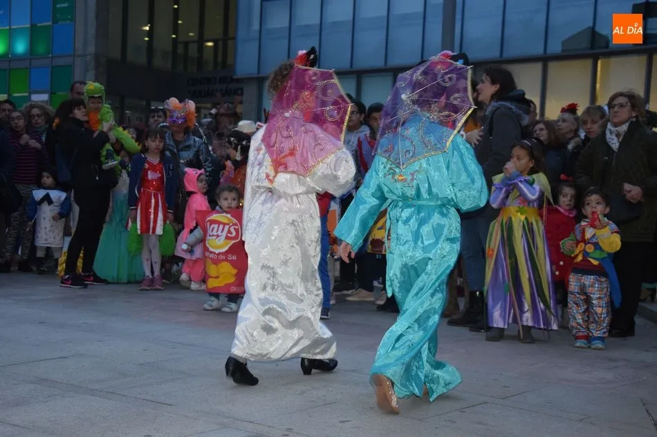 Foto 2 - Color y alegr&iacute;a en el pasacalles de Carnaval de Salesas y Labradores  