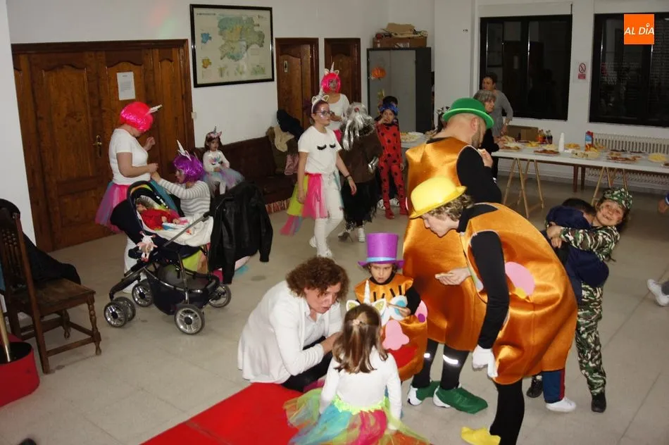 Foto 5 - Los m&aacute;s peque&ntilde;os de Ledrada disfrutan del carnaval