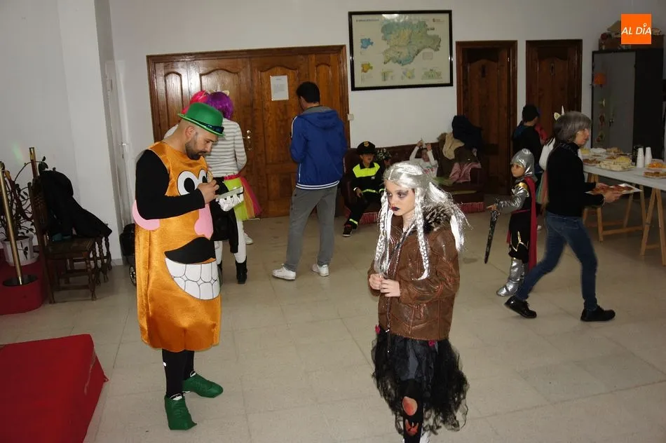 Foto 3 - Los m&aacute;s peque&ntilde;os de Ledrada disfrutan del carnaval