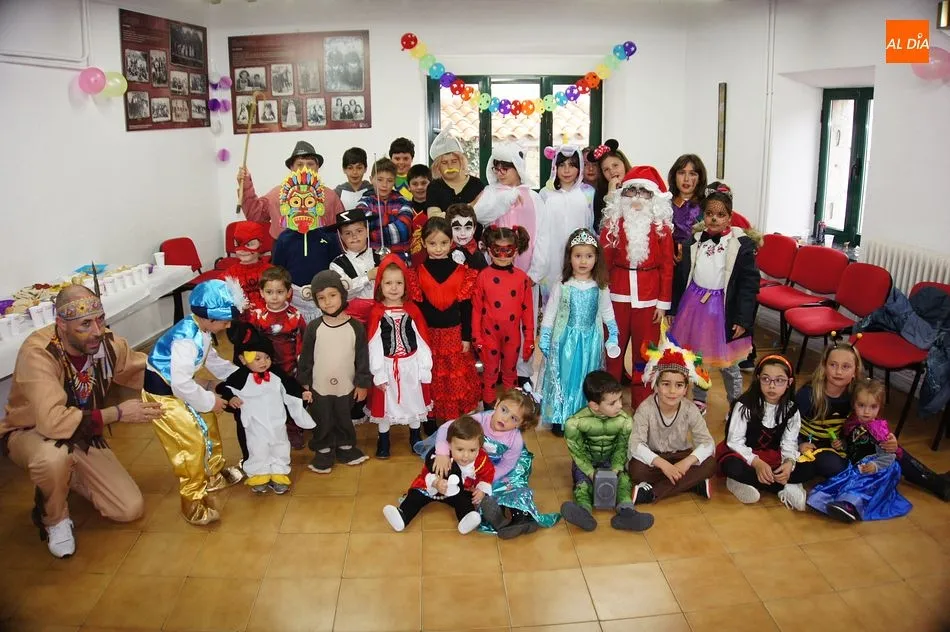 Los niños de Los Santos muestran sus coloridos disfraces