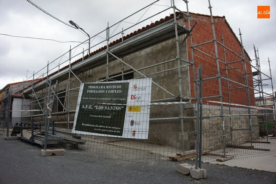 Foto 5 - El Ayuntamiento mejora el acceso al pabell&oacute;n y asfalta varias calles
