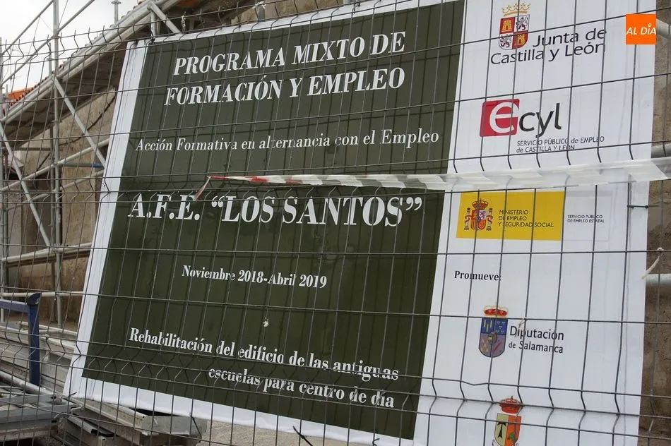Foto 2 - El Ayuntamiento mejora el acceso al pabell&oacute;n y asfalta varias calles