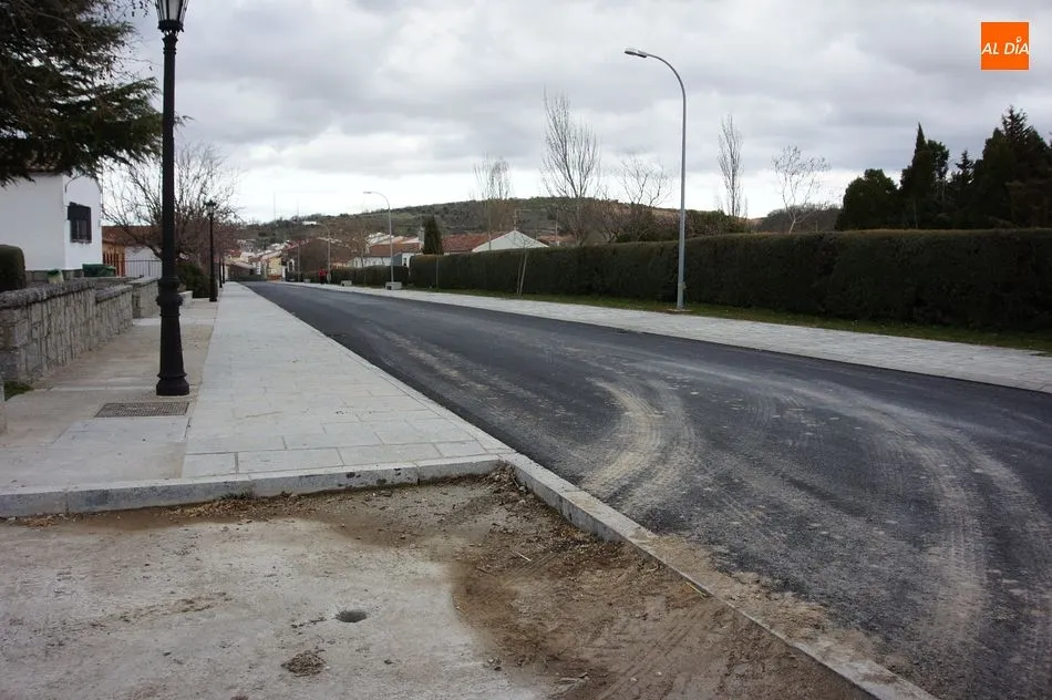 Foto 7 - El Ayuntamiento mejora el acceso al pabell&oacute;n y asfalta varias calles