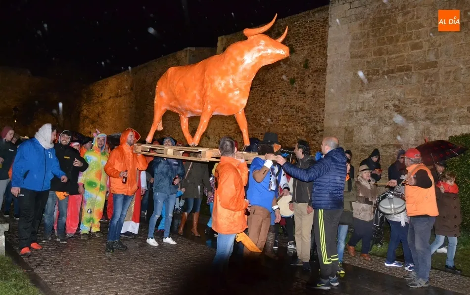 Éxito rotundo del estreno del Pasacalles de Cenizos pese a la lluvia  