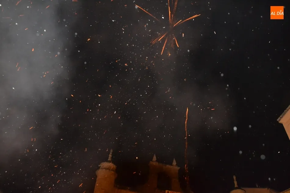 Foto 8 - &Eacute;xito rotundo del estreno del Pasacalles de Cenizos pese a la lluvia  